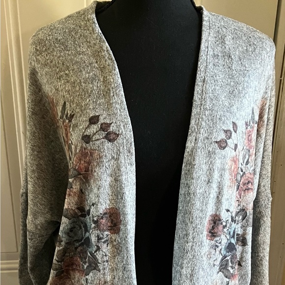 Sweater in size large with floral print and design 3/4 sleeve - Picture 2 of 9